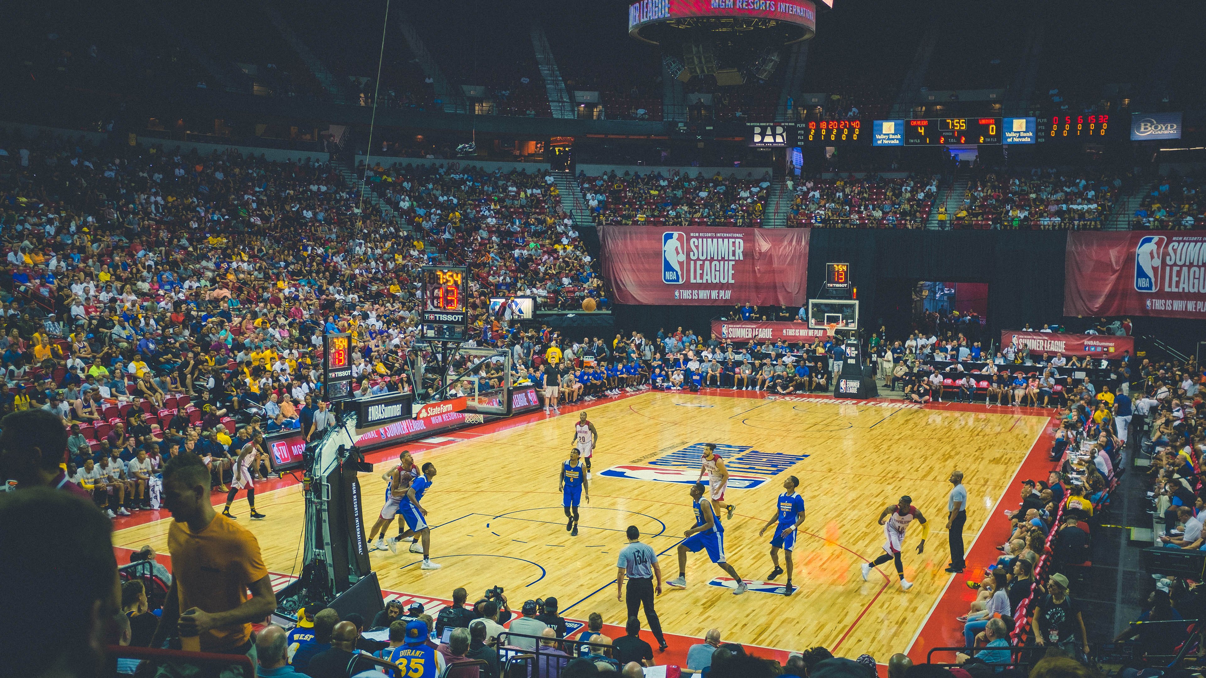 9体育-史密斯冲刺阶段技压群雄，a 史密斯